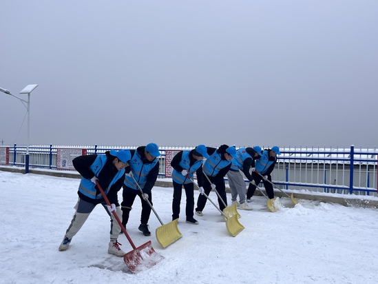 2024年1月17日,在東莊施工局開展清冰掃雪活動 (2).jpg