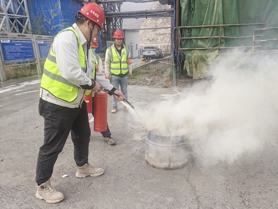 火情現場滅火 張雪琛攝.jpg