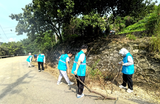 開(kāi)展音樂(lè)會(huì)主會(huì)場(chǎng)沿線道路清掃行動(dòng)——南方公司 逯世朝攝(2).jpg